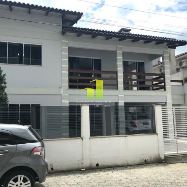 Linda Casa de 4 dormit�rios na Praia de Bombas/SC!