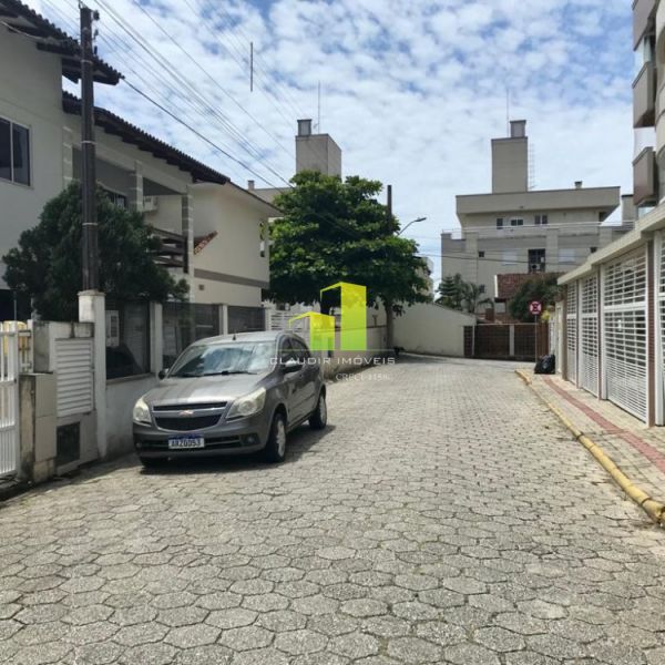 Linda Casa de 4 dormit�rios na Praia de Bombas/SC!