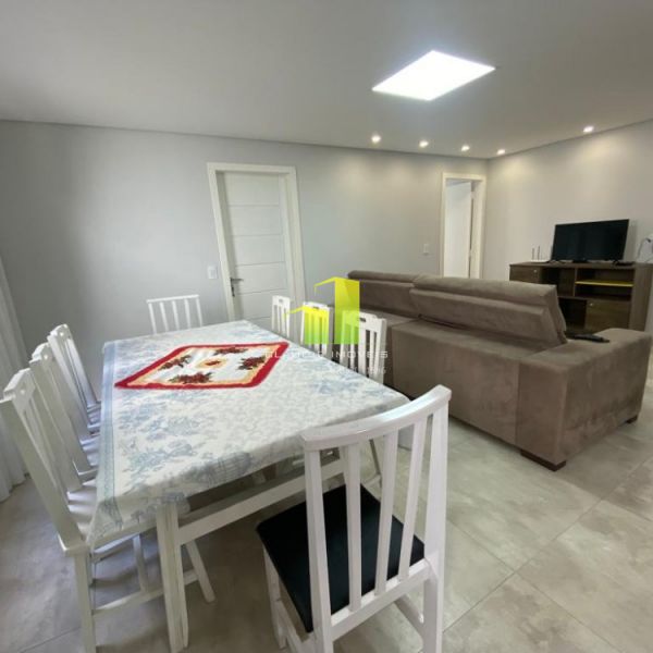 Linda Casa de 4 dormit�rios na Praia de Bombas/SC!