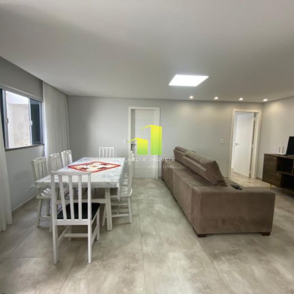 Linda Casa de 4 dormit�rios na Praia de Bombas/SC!