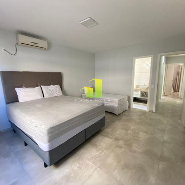 Linda Casa de 4 dormit�rios na Praia de Bombas/SC!