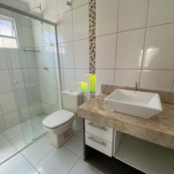 Linda Casa de 4 dormit�rios na Praia de Bombas/SC!