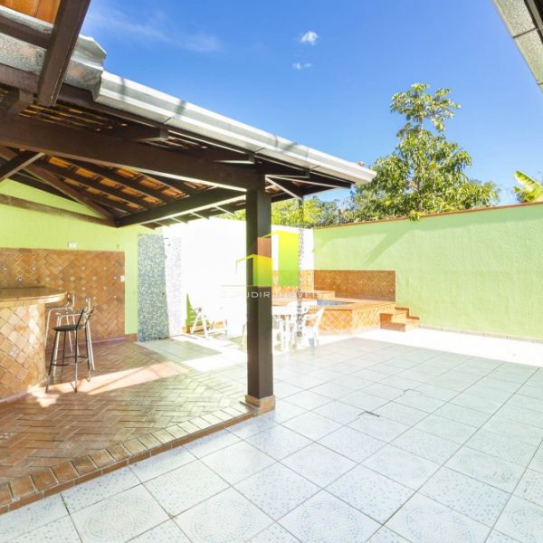 Casa de 3 dormit�rios para 10 pessoas em Bombas-SC