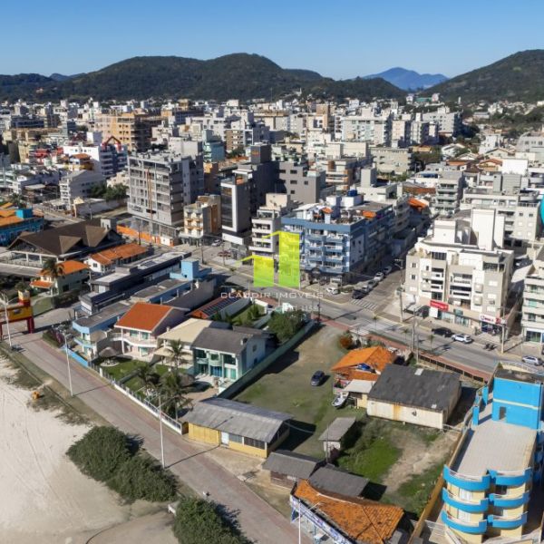 APTO 03 QUARTOS NA AVENIDA PRINCIPAL EM BOMBAS