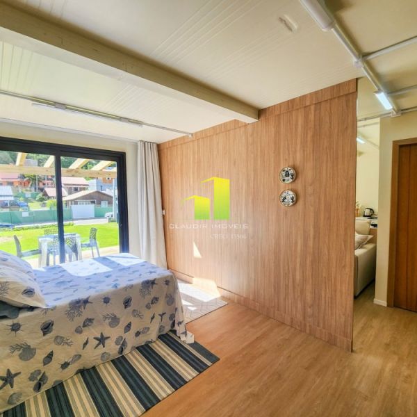 Casa com Jardim e Deck em Bombas