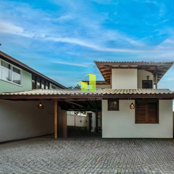 Casa Beira Mar com 5 Quartos em Bombinhas - SC
