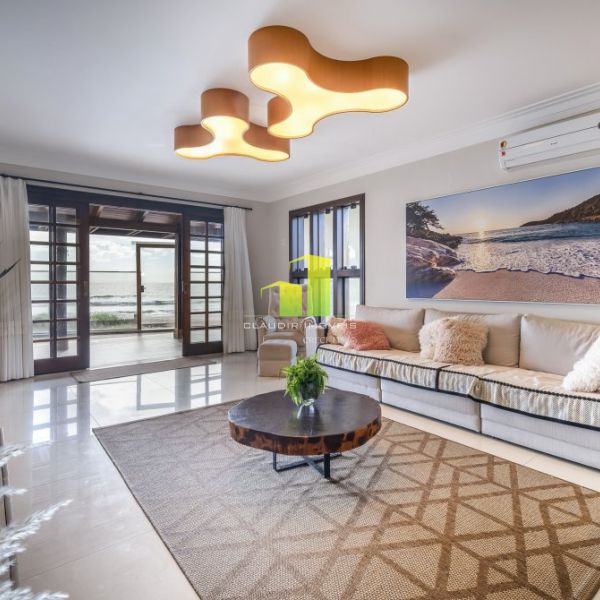 Casa Beira Mar com 5 Quartos em Bombinhas - SC