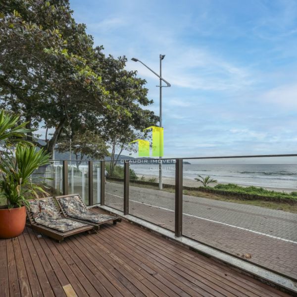 Casa Beira Mar com 5 Quartos em Bombinhas - SC