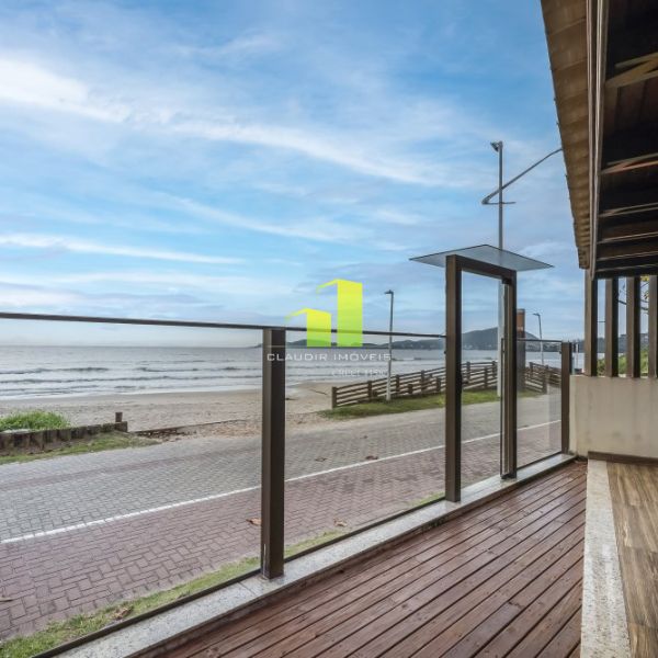 Casa Beira Mar com 5 Quartos em Bombinhas - SC
