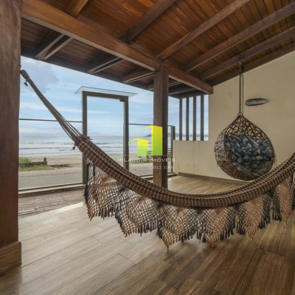 Casa Beira Mar com 5 Quartos em Bombinhas - SC