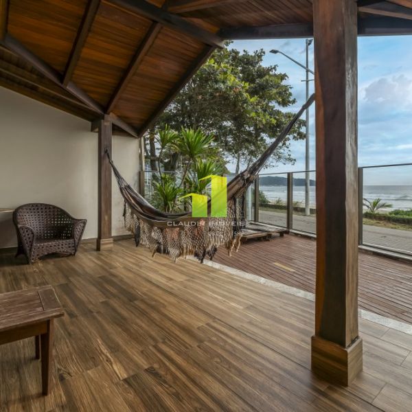 Casa Beira Mar com 5 Quartos em Bombinhas - SC