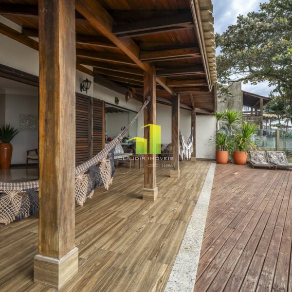 Casa Beira Mar com 5 Quartos em Bombinhas - SC