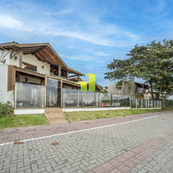 Casa Beira Mar com 5 Quartos em Bombinhas - SC