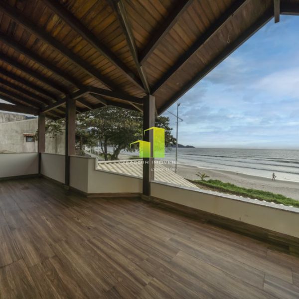 Casa Beira Mar com 5 Quartos em Bombinhas - SC