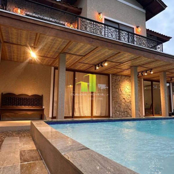 Casa 4 Su�tes e Piscina para 9 Pessoas em Bombas