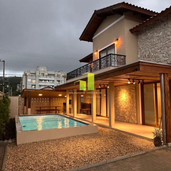 Casa 4 Su�tes e Piscina para 9 Pessoas em Bombas