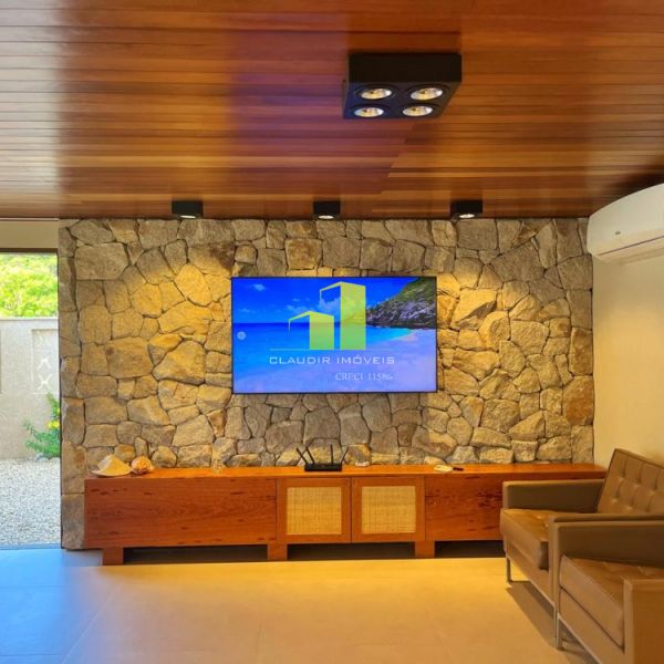 Casa 4 Su�tes e Piscina para 9 Pessoas em Bombas