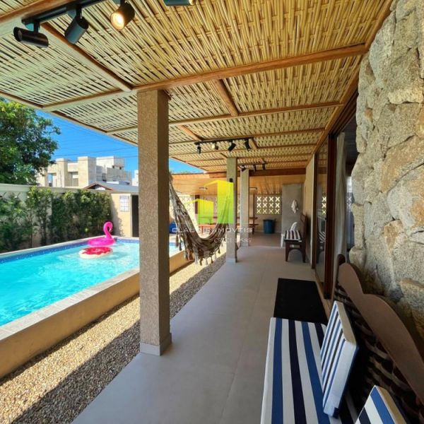 Casa 4 Su�tes e Piscina para 9 Pessoas em Bombas