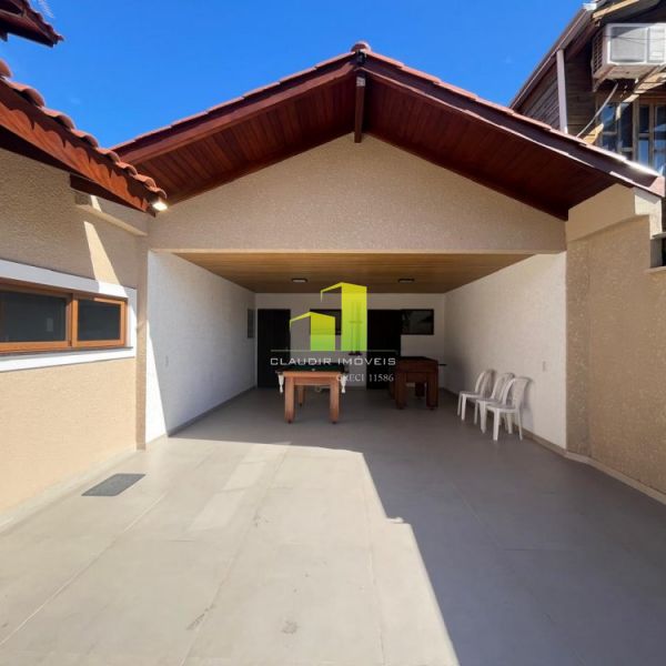 Casa 4 Su�tes e Piscina para 9 Pessoas em Bombas