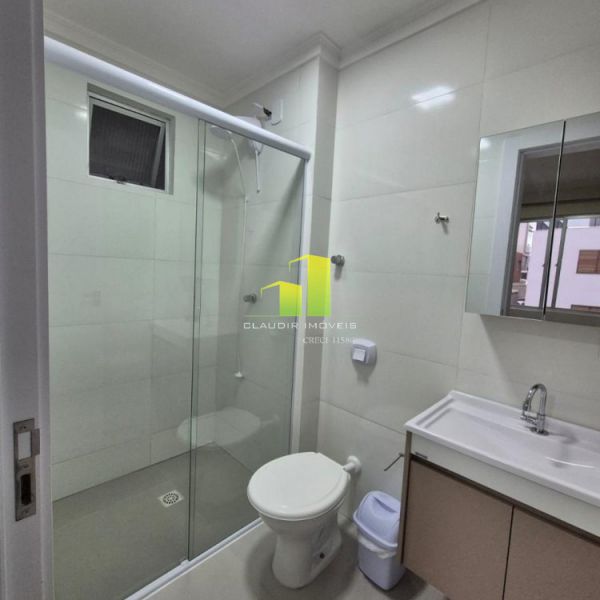 Apto 2 Quartos na Av. Principal Perto da Praia