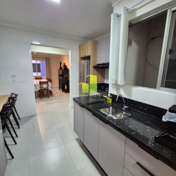 Apto 2 Quartos na Av. Principal Perto da Praia