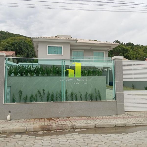 Casa com Piscina 3 Quartos para at� 10 Pessoas