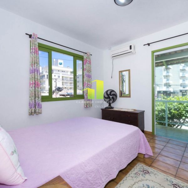 Casa na Quadra do Mar, � 20 mts na Praia de Bombas