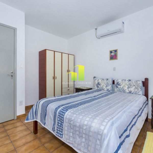 Casa na Quadra do Mar, � 20 mts na Praia de Bombas
