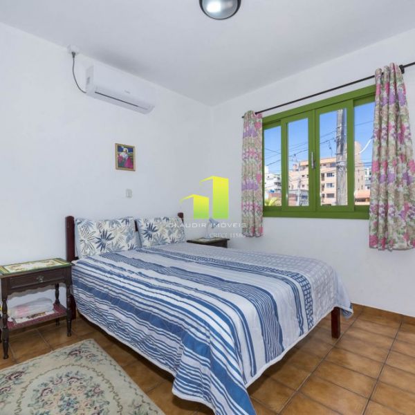 Casa na Quadra do Mar, � 20 mts na Praia de Bombas