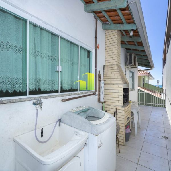 Casa na Quadra do Mar, � 20 mts na Praia de Bombas