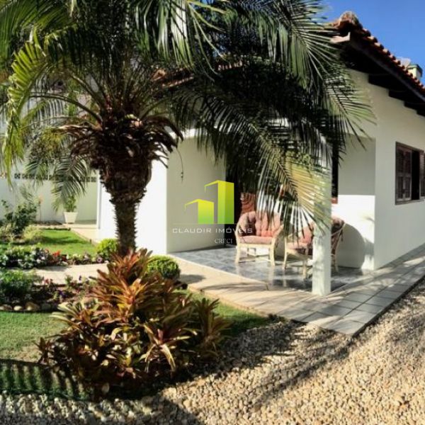 Casa 3 dormit�rios a 100 metros da praia