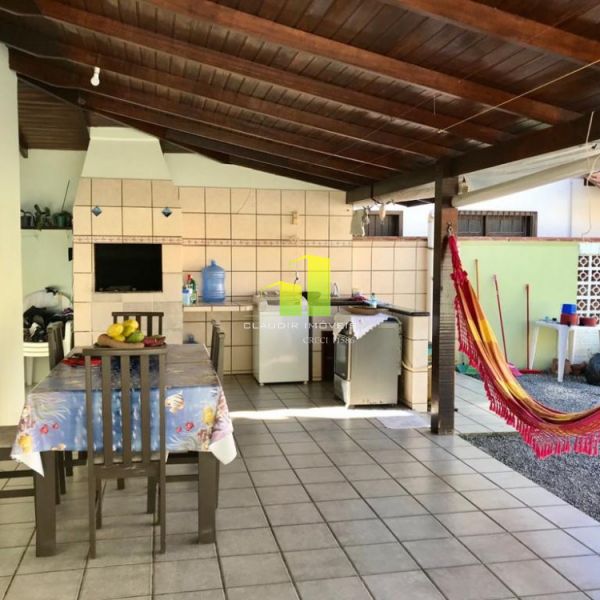 Casa 3 dormit�rios a 100 metros da praia