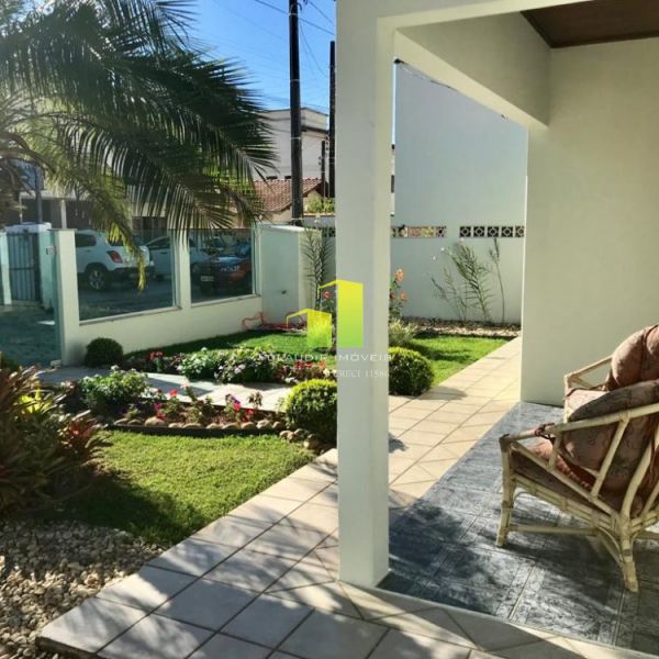 Casa 3 dormit�rios a 100 metros da praia