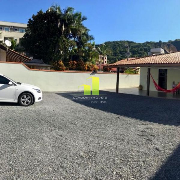 Casa 3 dormit�rios a 100 metros da praia