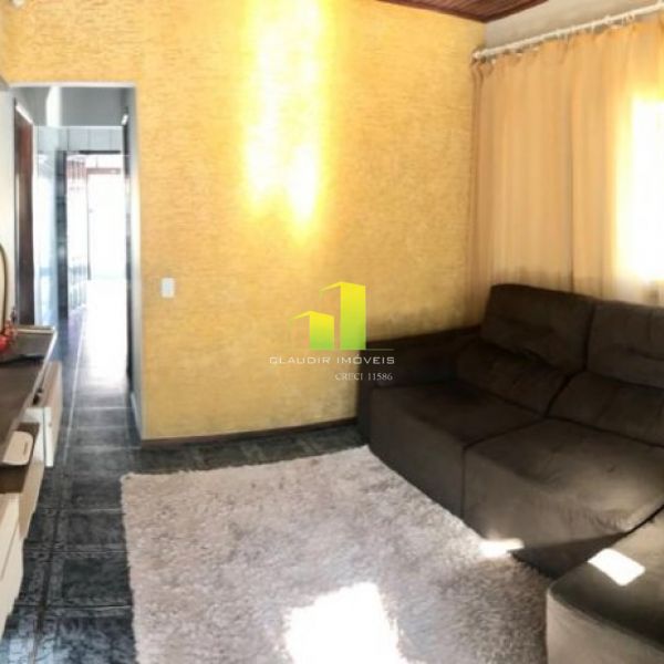 Casa 3 dormit�rios a 100 metros da praia