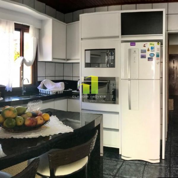 Casa 3 dormit�rios a 100 metros da praia