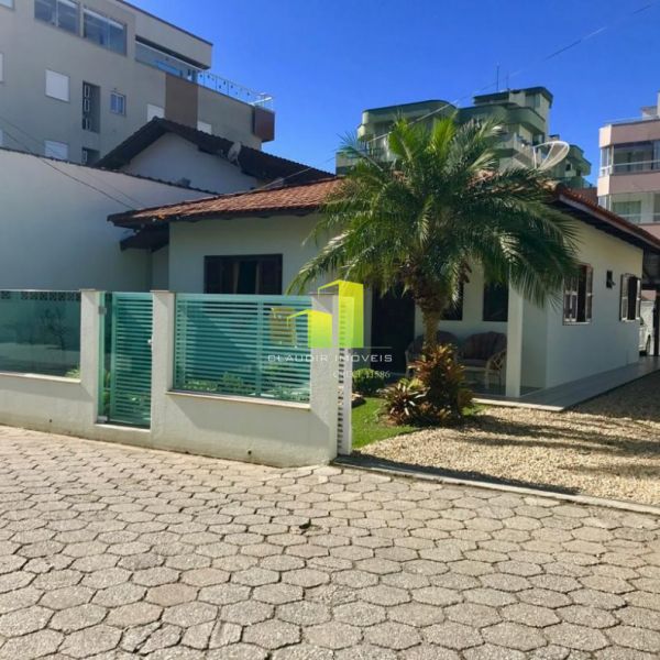 Casa 3 dormit�rios a 100 metros da praia