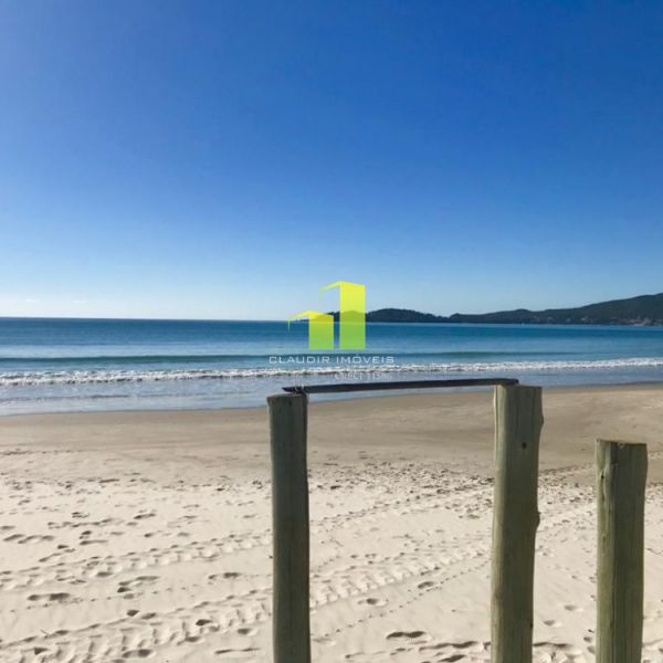 Casa 3 dormit�rios a 100 metros da praia