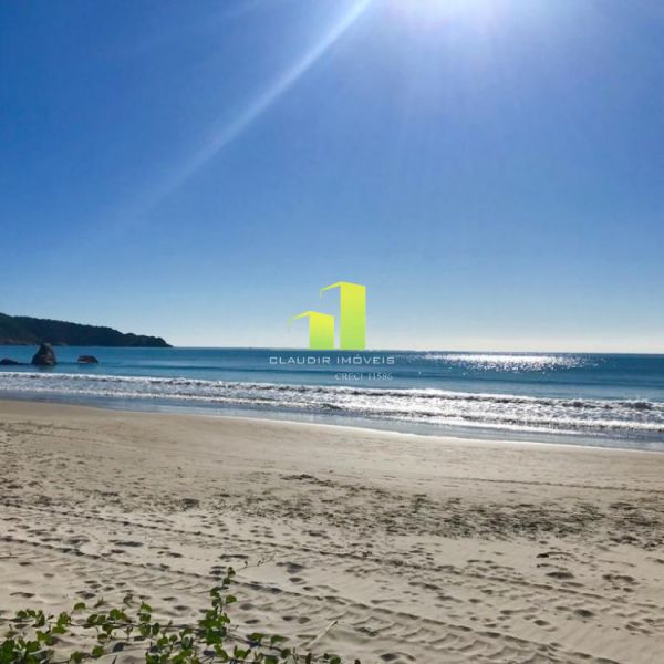 Casa 3 dormit�rios a 100 metros da praia