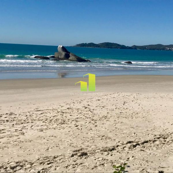 Casa 3 dormit�rios a 100 metros da praia