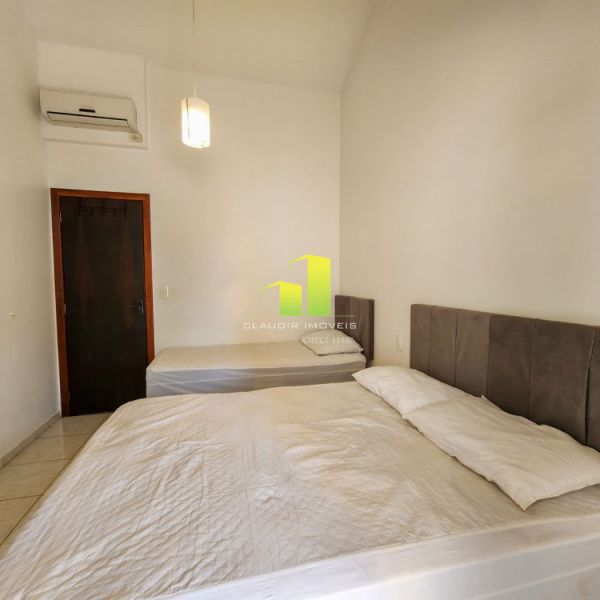 Apartamento econ�mico � 70 metros do mar em Bombas