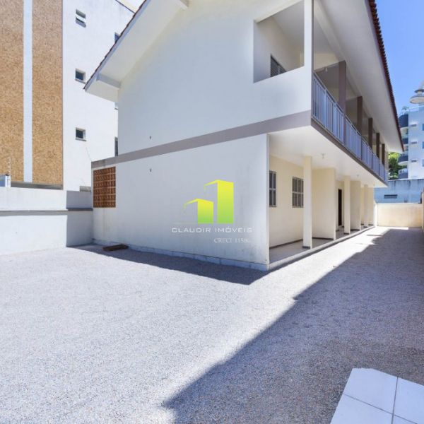Apartamento econ�mico � 70 metros do mar em Bombas