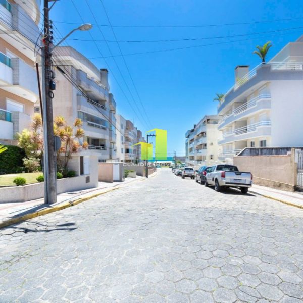 Apartamento econ�mico � 70 metros do mar em Bombas