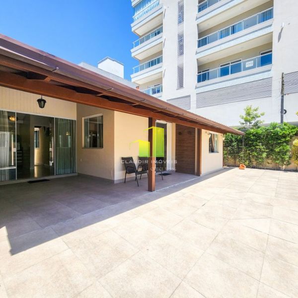 Casa com Piscina 3 dormit�rios em Bombinhas - SC!