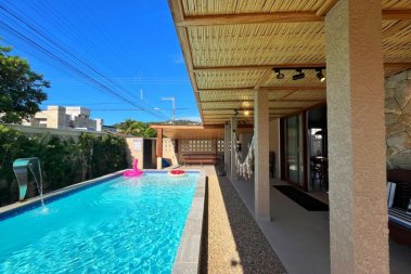 Casa 4 Su�tes e Piscina para 9 Pessoas em Bombas