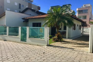 Casa 3 dormit�rios a 100 metros da praia